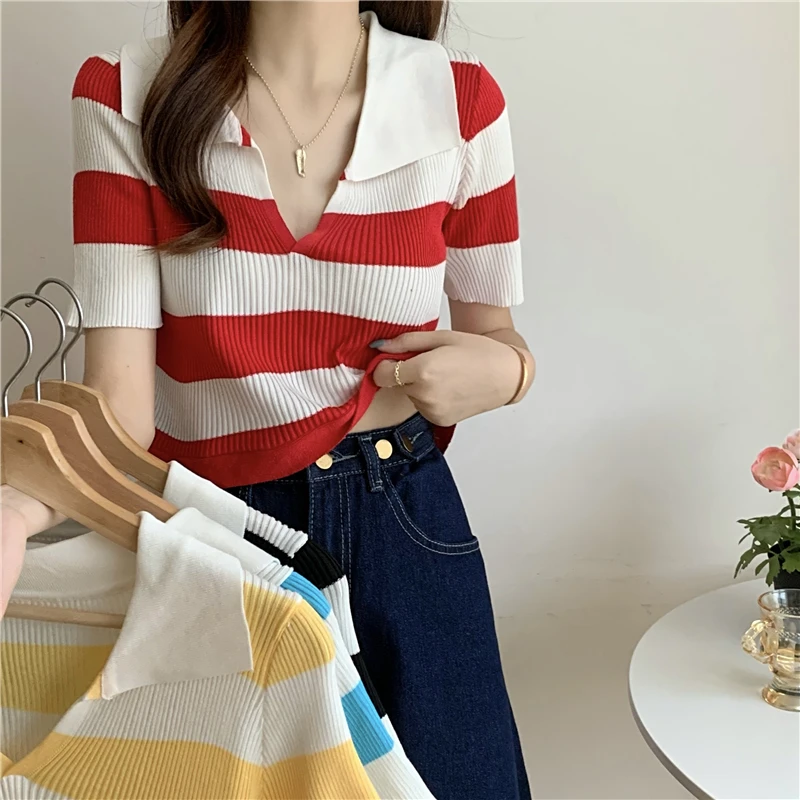 Женская трикотажная блузка в полоску с коротким рукавом |