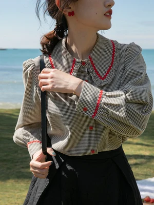 

A Ladies' early spring shirt design niche retro contrast color webbing plaid top