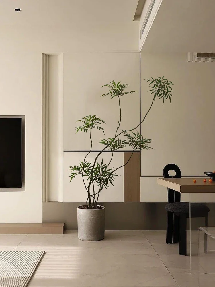 Искусственное зеленое растение для украшения гостиной удивленное тихим ветром