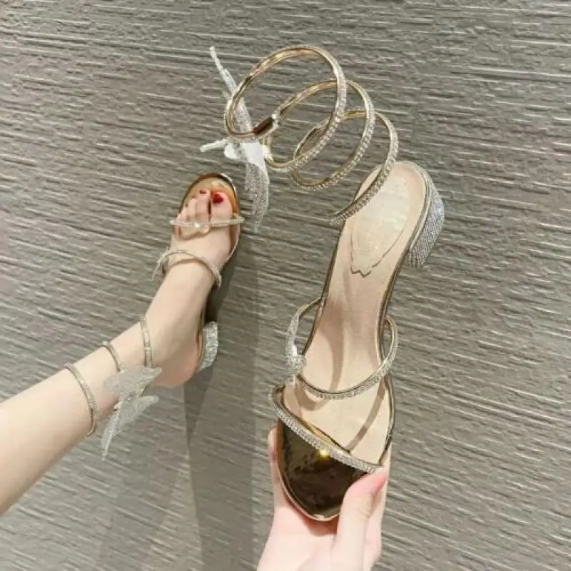 

Новинка 2023 г., женские сандалии с одной линией и ремешком на щиколотке, туфли-лодочки на высоком массивном каблуке с бабочкой, искусственная ...