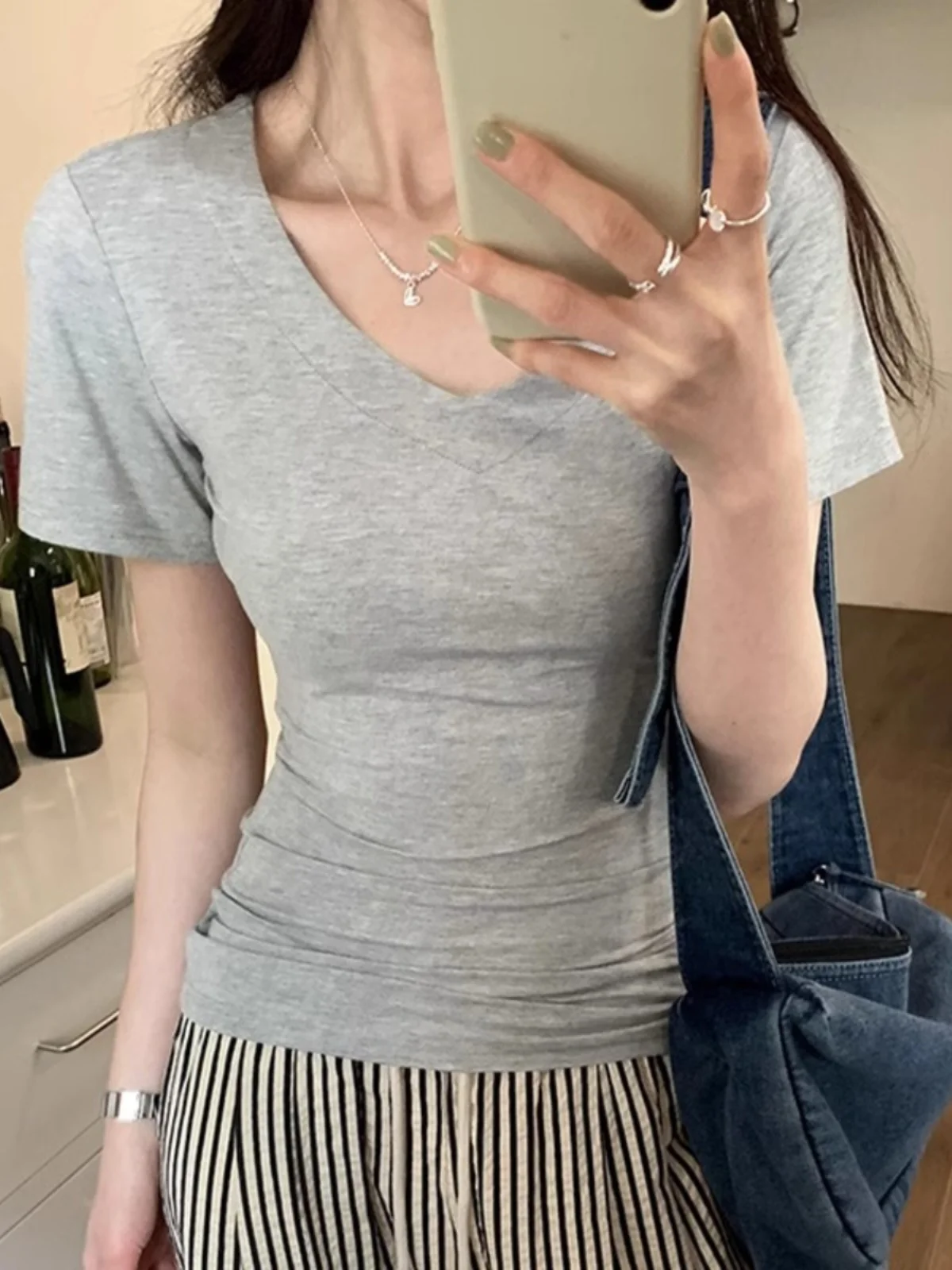 Белая облегающая простая футболка с v-образным вырезом и коротким рукавом