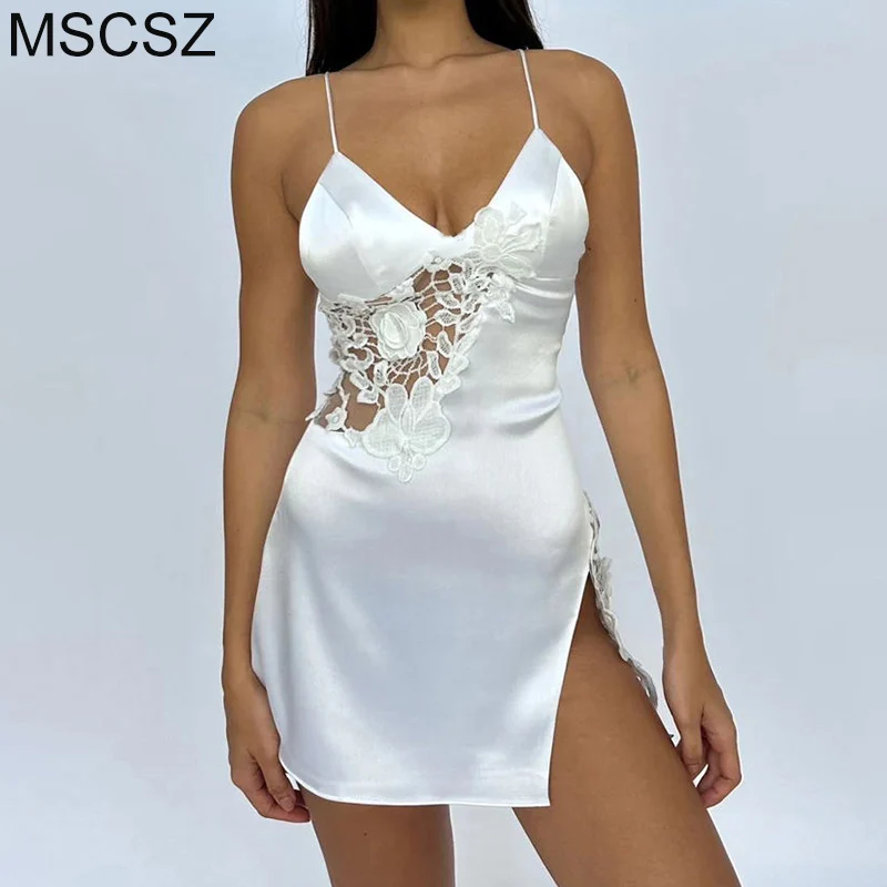 

Женское облегающее мини-платье с открытой спиной и блестками