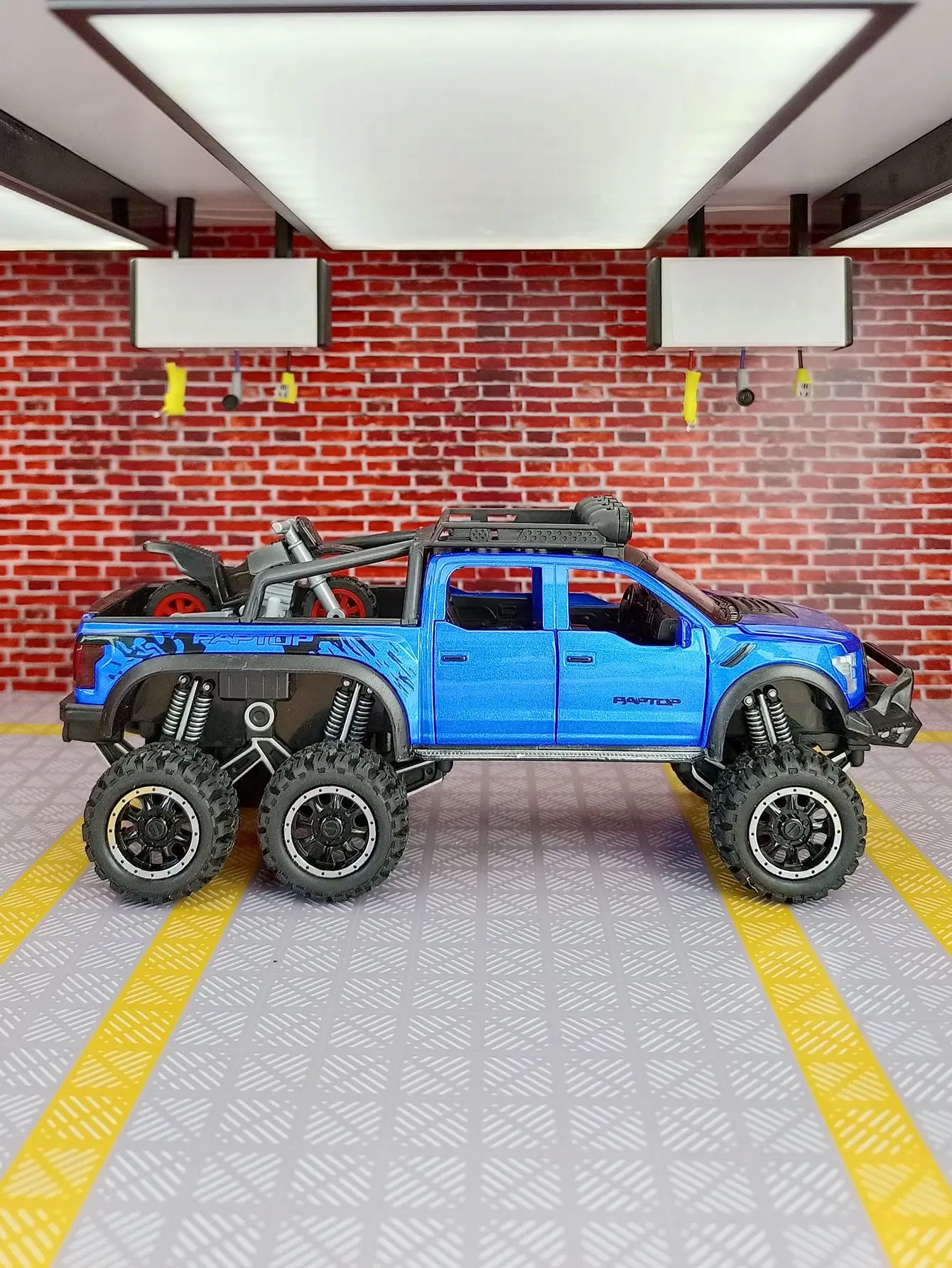 Фото Модель автомобиля Ford Raptor 1:24 с функцией имитации, версия с мотоциклом, из сплава, с открывающимися дверями и капотом, со звуковыми и световыми эффектами, в комплекте с подарками. №3