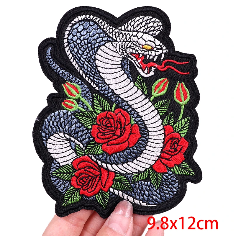 Нашивка с черепом в стиле панк