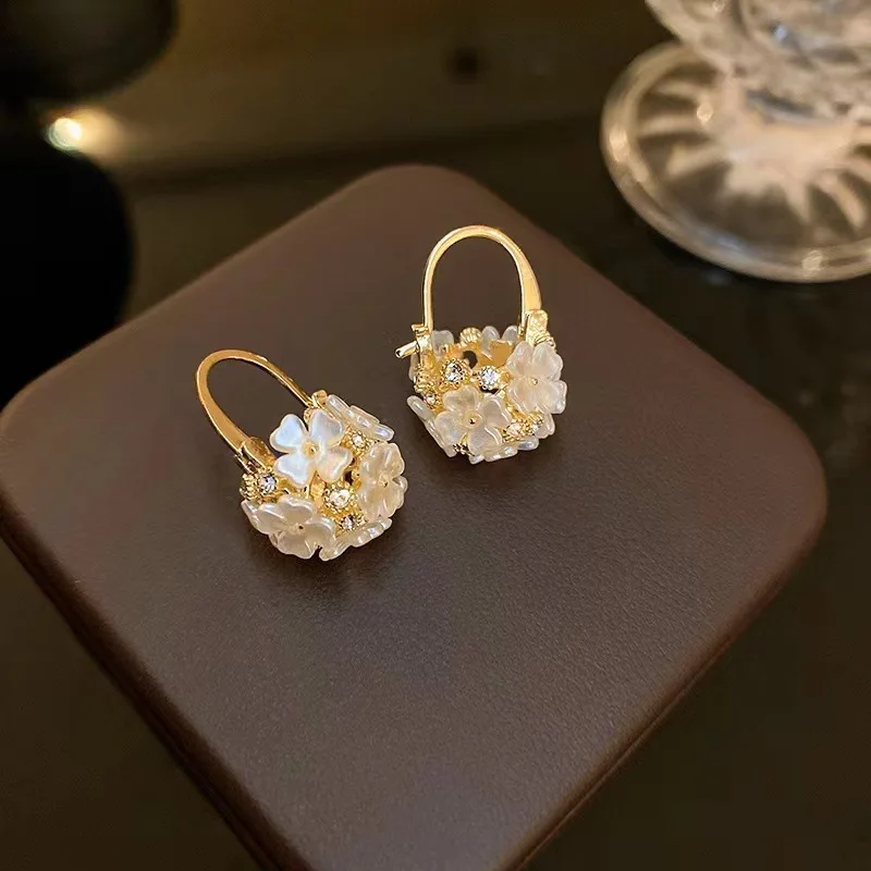 

2022 Korean New Exquisite Shell Flower Ball Earrings Fashion Temperament Versatile Earrings Female Jewelry
