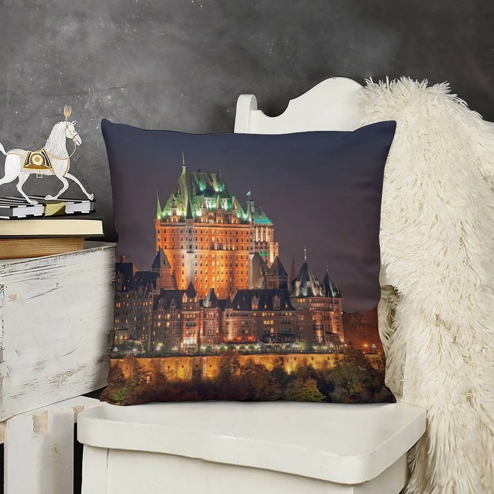 Ночной вид на Le Chateau Frontenac (Версия 2) квебековая диванная подушка клетчатая