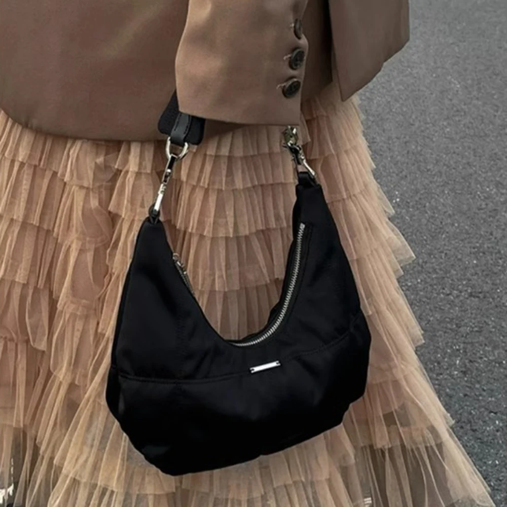 Нейлоновая сумка-хобо на плечо