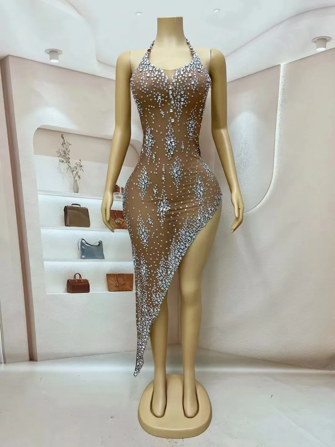 Серебристое блестящее сексуальное прозрачное платье без рукавов с разрезом для