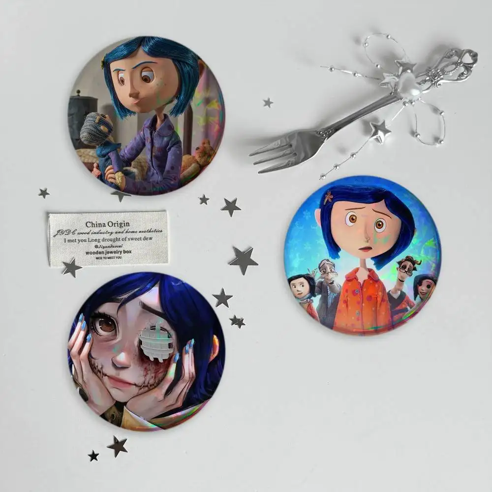 Фото Милые броши с персонажами мультфильма «Коралина» для девочек, значки-пины, аксессуары для рюкзаков и головных уборов, подарок для друзей №2