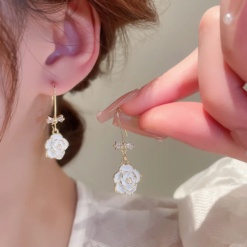 

Женские серьги в виде цветка камелии, с жемчугом