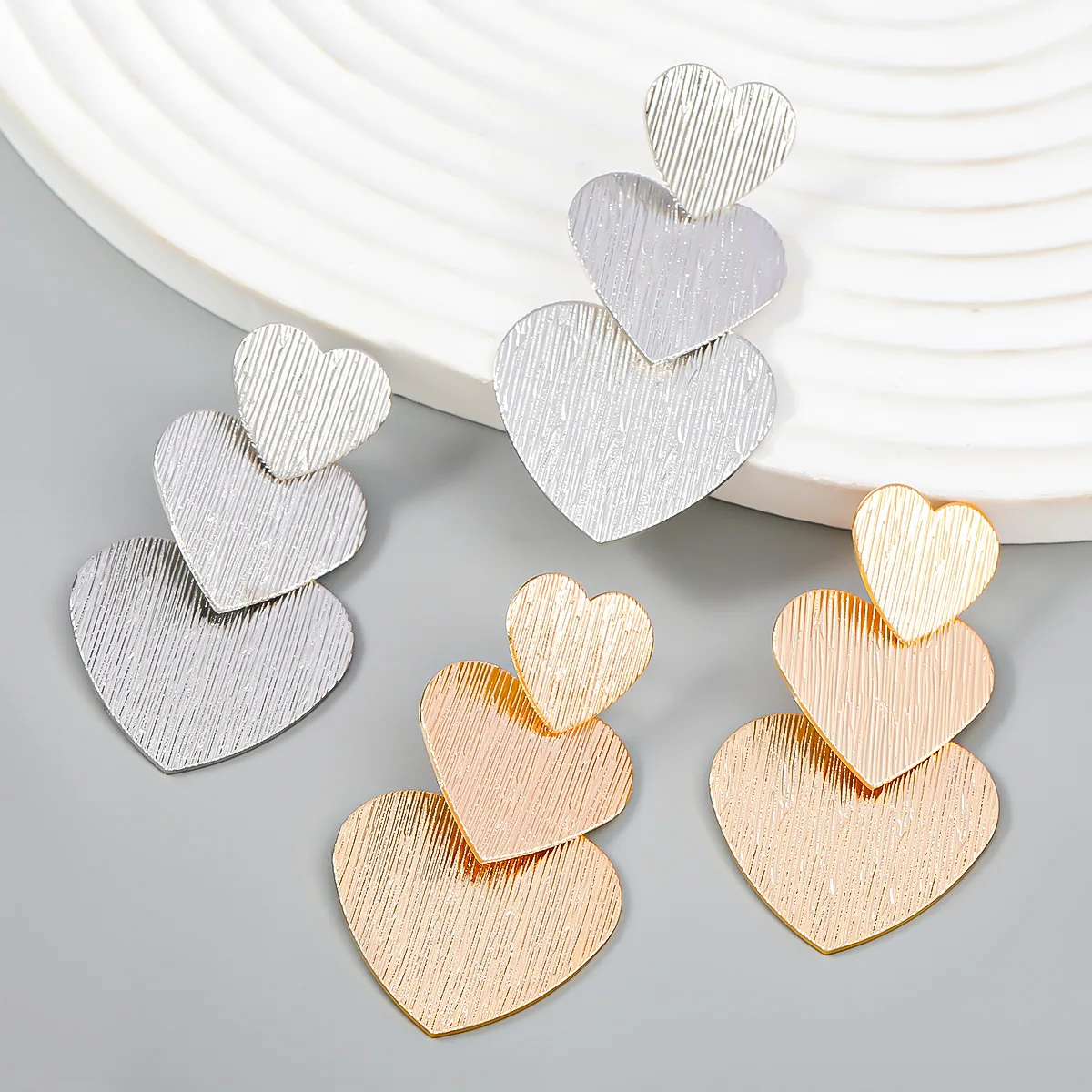 

Новые металлические висячие серьги в стиле ретро для женщин, модные эффектные золотые серьги, украшения