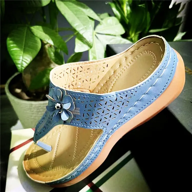 

Шлепанцы женские на танкетке, резиновые сандалии с цветочным принтом, низкий каблук, пляжные тапочки в гавайском стиле, лето