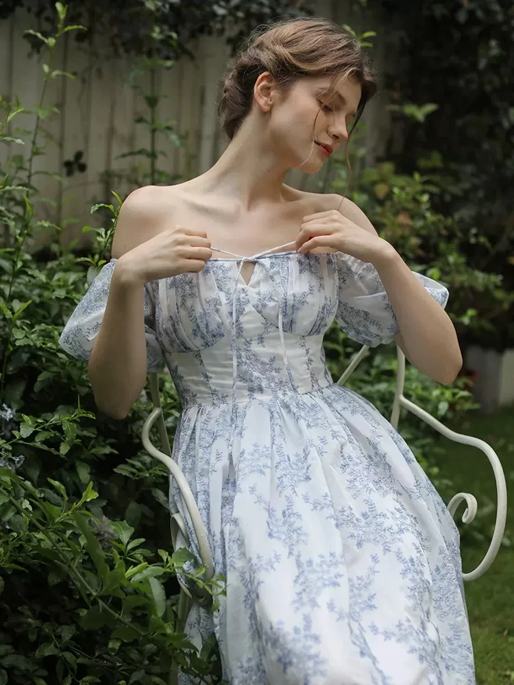 Женское облегающее платье во французском стиле изысканное с полной вышивкой и