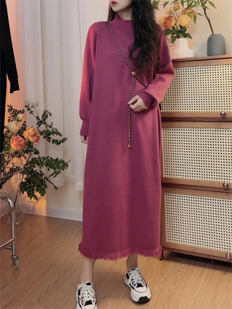 

Женское трикотажное платье-свитер с бахромой на талии