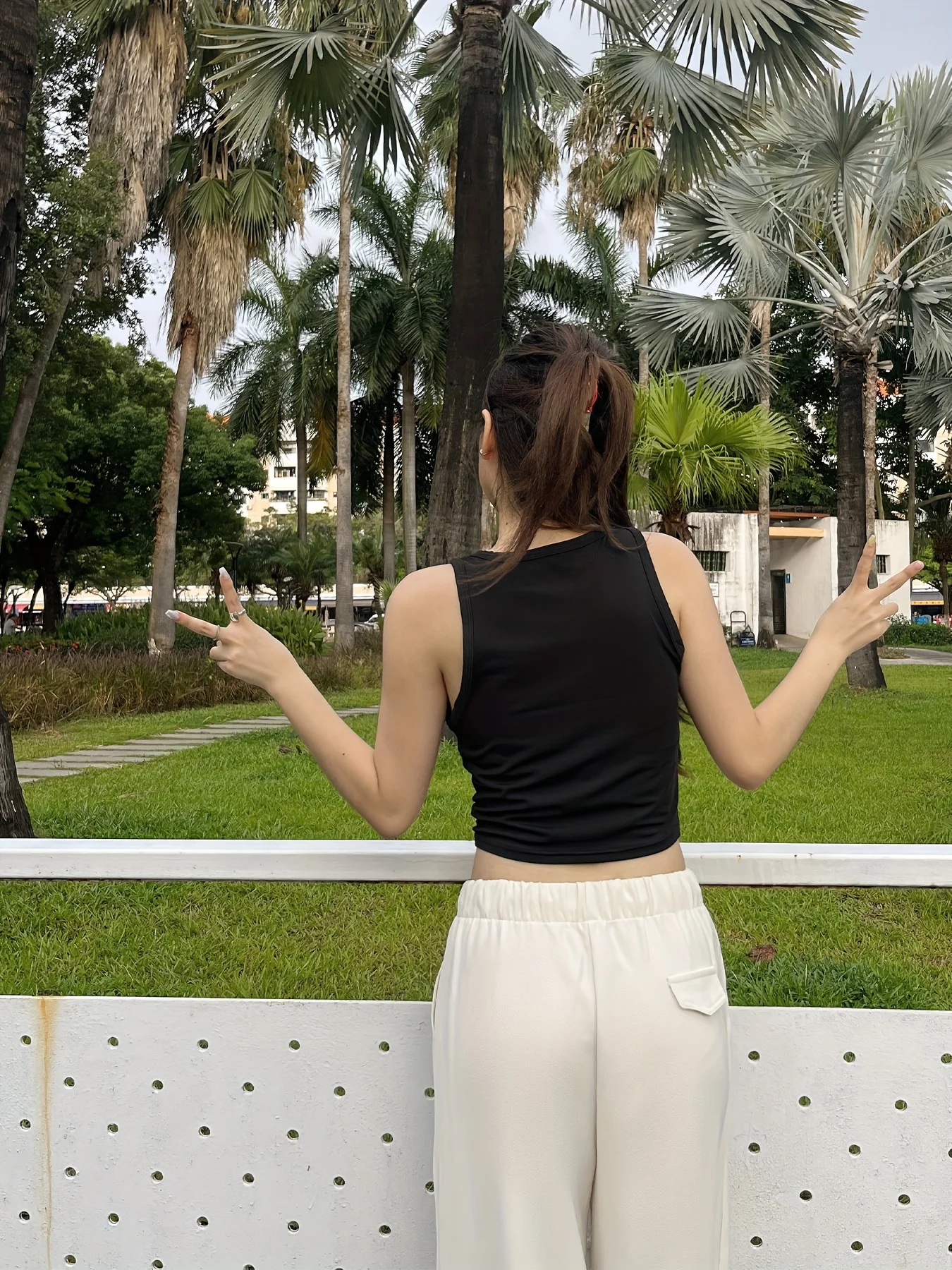 Женский короткий жилет с круглым вырезом без рукавов