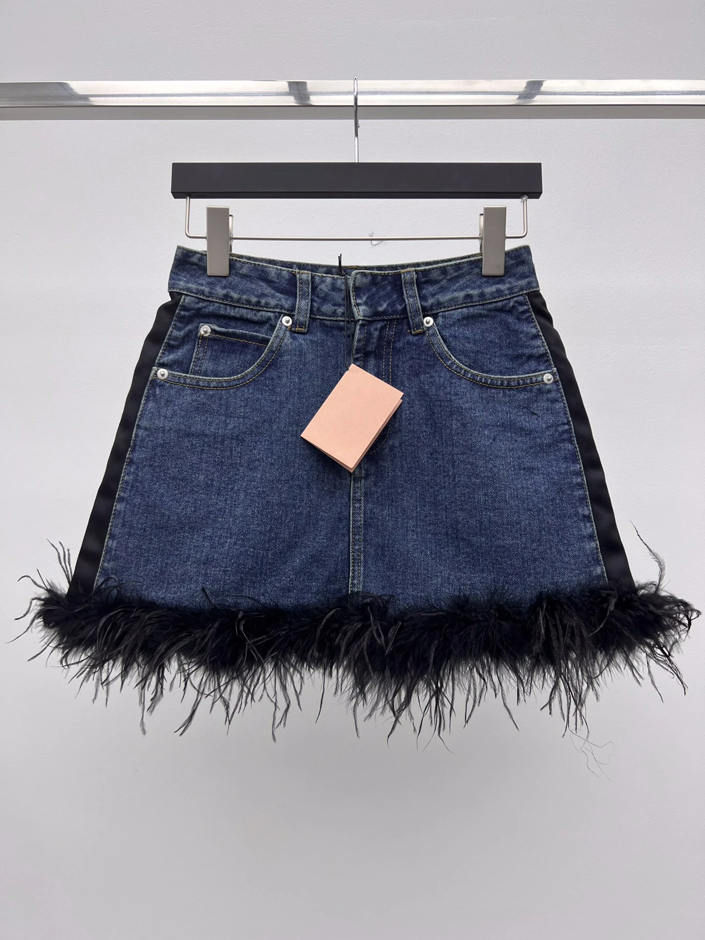 

Ostrich hair splicing half skirt side made color contrast splicing visual leg lengthening effect