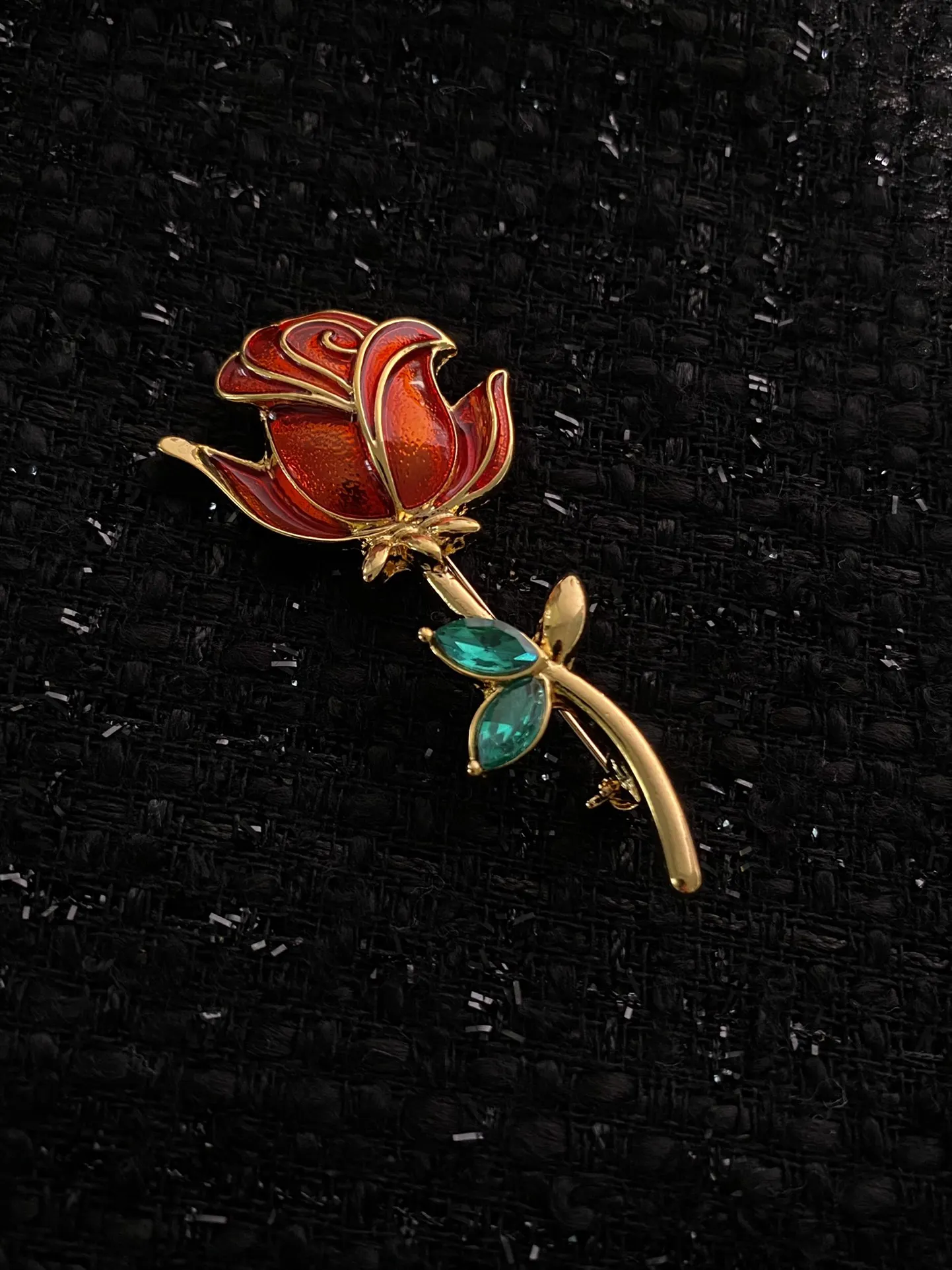 

Европейская и американская брошь в виде средневековой розы