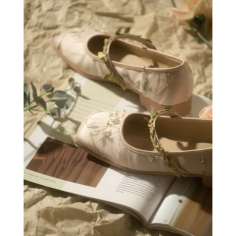 Женские туфли-лодочки с квадратным носком на низком каблуке |