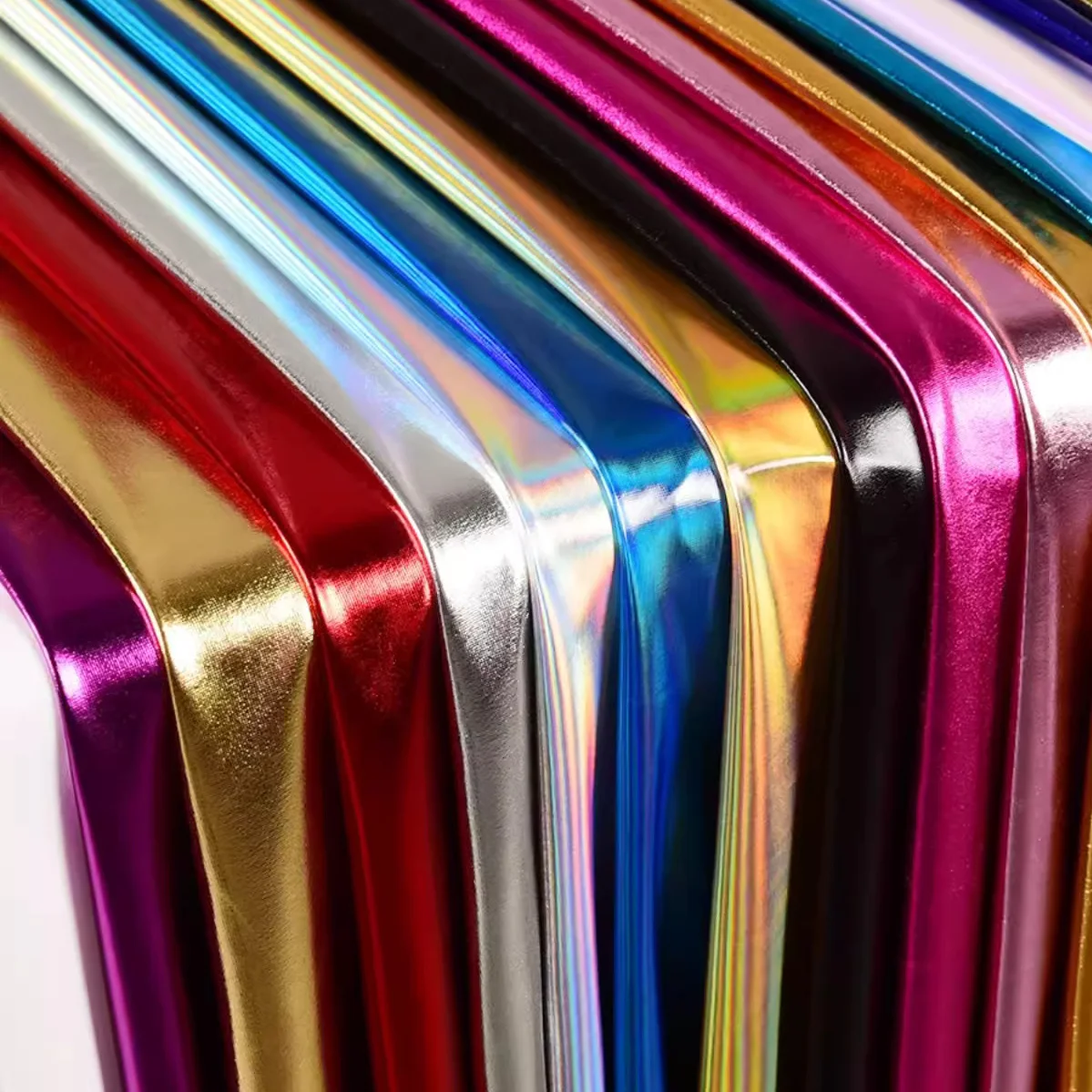 Opalizująca błyszcząca rozciągliwa brązująca tkanina spandex Tkanina laserowa do sukienki kostiumu tła czarny srebrny złoty czerwony różowy