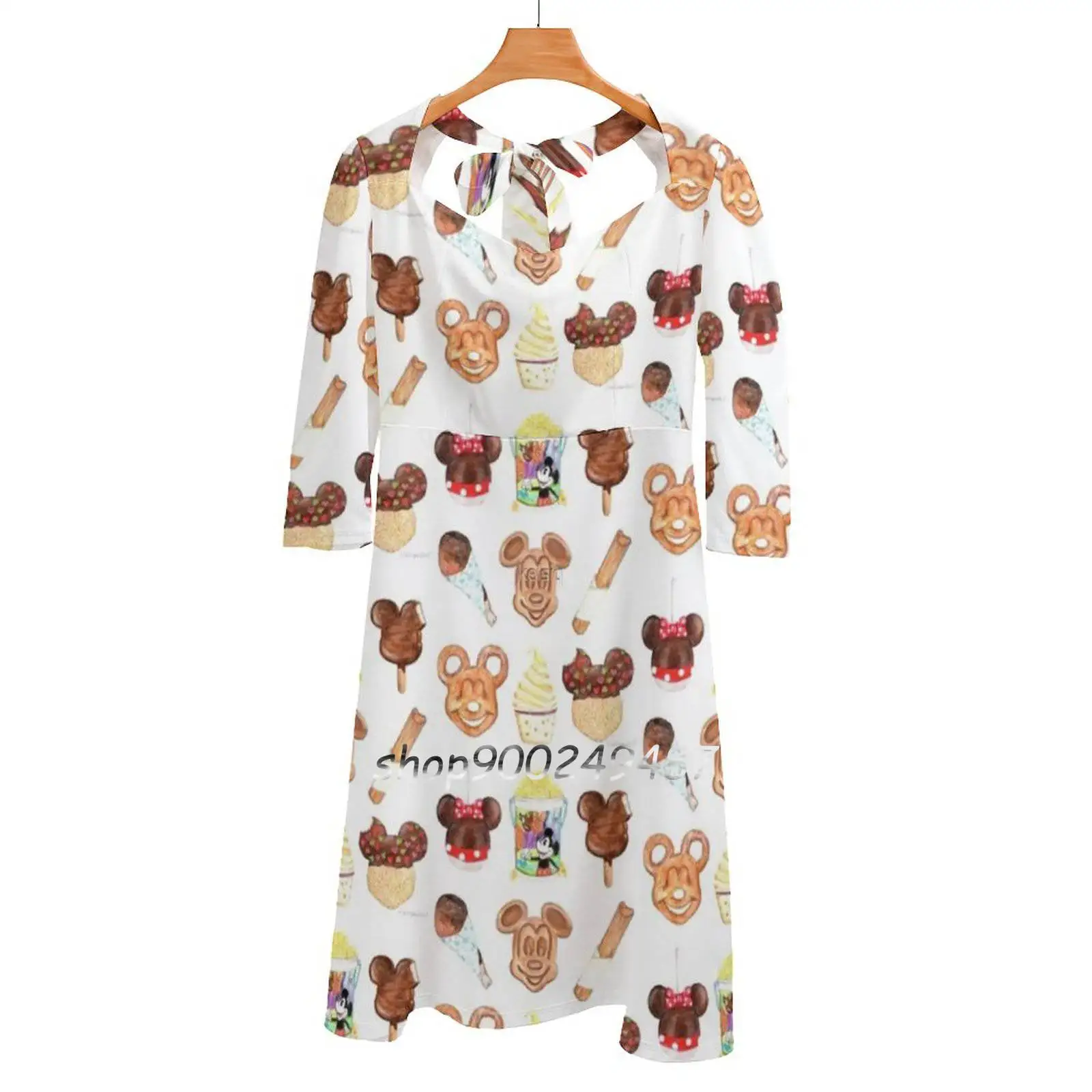 Женское платье с квадратным вырезом облегающее поясом