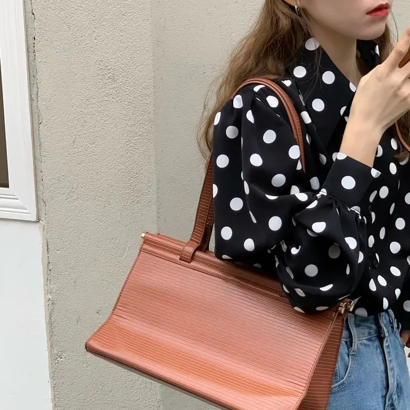 Женская однобортная рубашка с отложным воротником и длинным рукавом