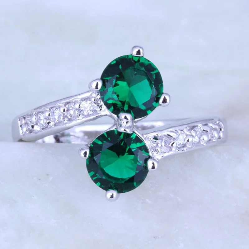 Женское кольцо с белым кубическим цирконием маленькое круглое серебряного цвета