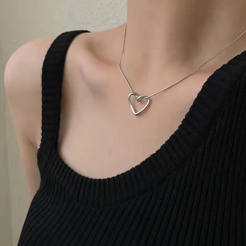 

Luxury Jewelrys for Women 2022 Hollow Love Pendant Necklaces for Women Clavicle Chains Necklace Choker Vintage Jewelry Collares