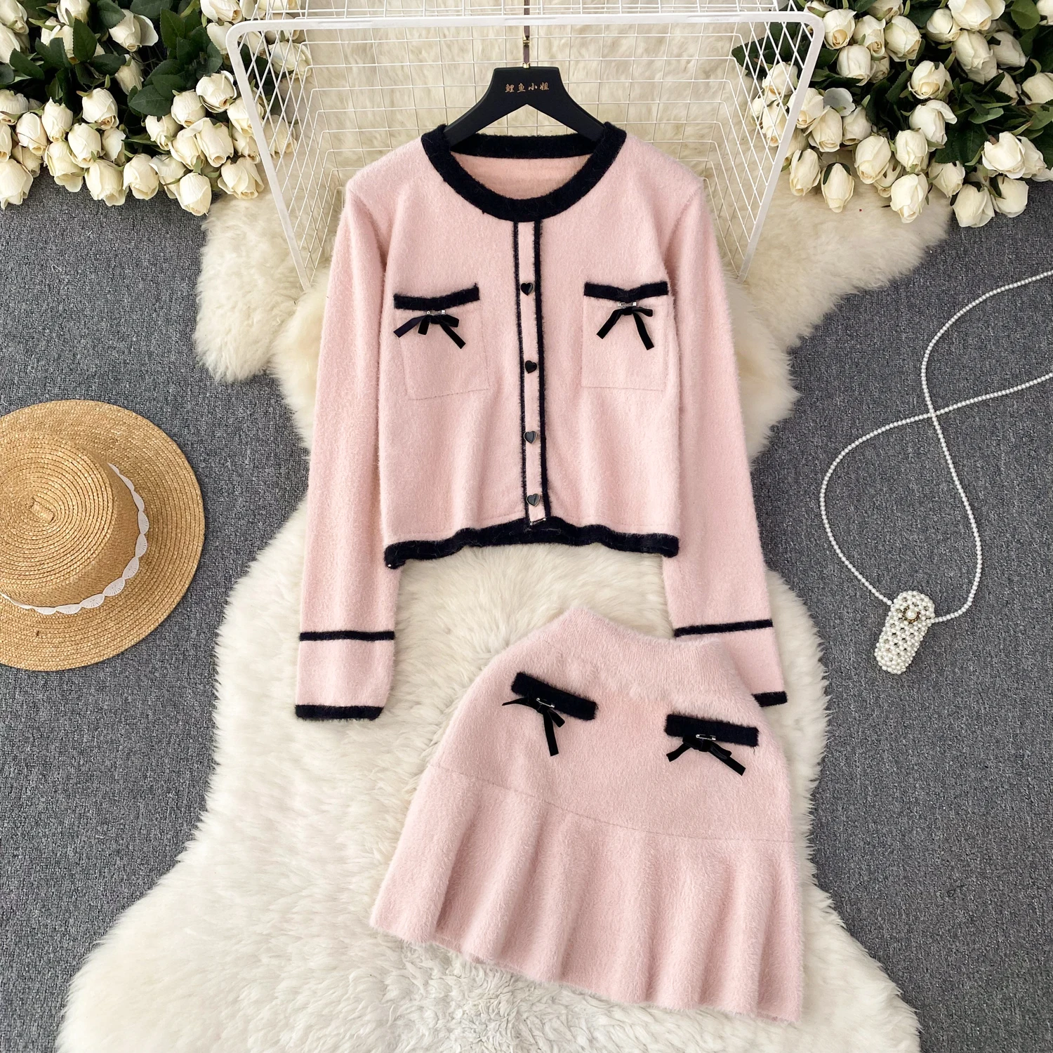 

Женский трикотажный комплект из двух предметов, однобортная трикотажная одежда с длинным рукавом и круглым вырезом и юбка с запахом и высокой талией