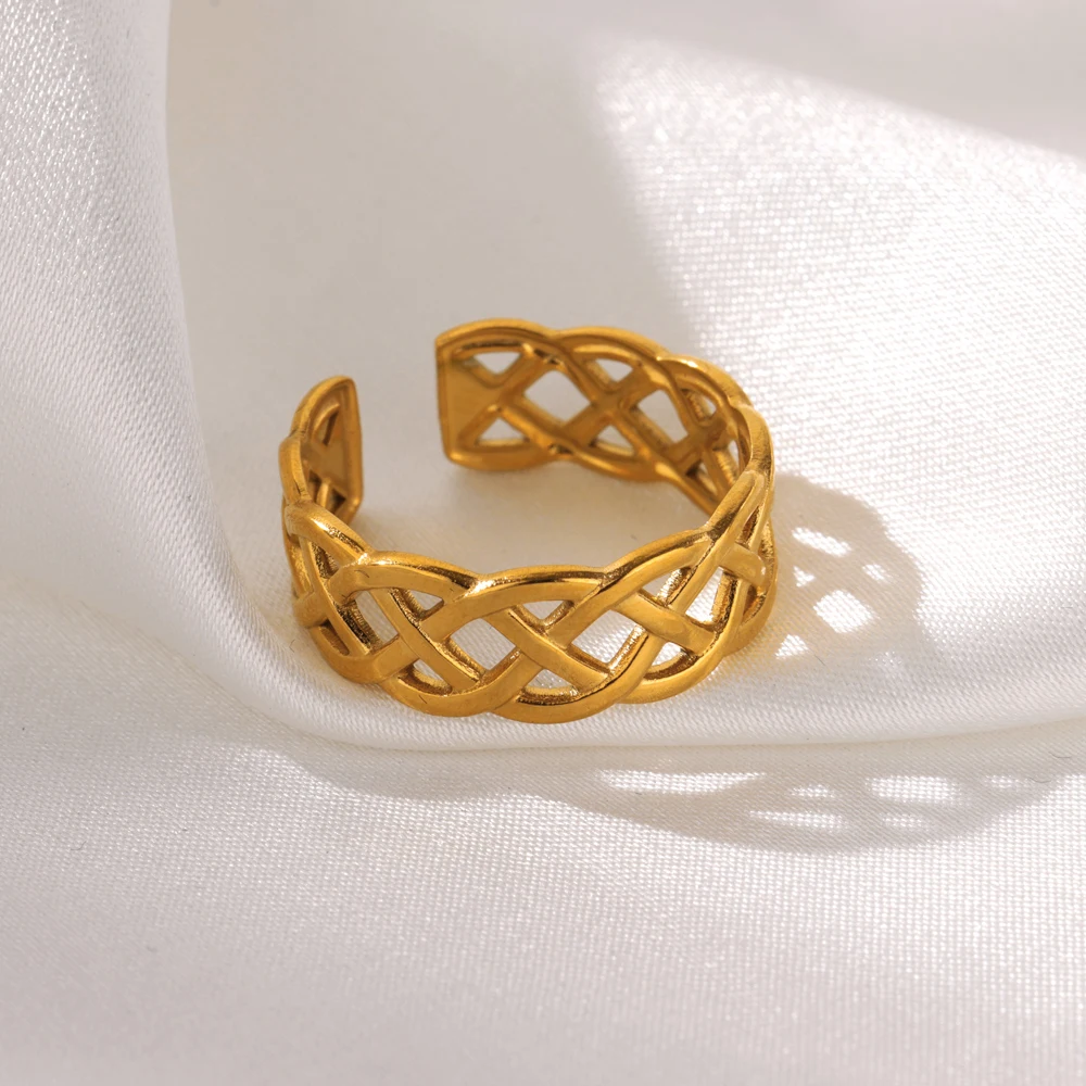 Женское асимметричное кольцо из нержавеющей стали золотистое открытое круглое с