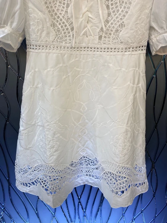 Женское Хлопковое платье с вышивкой Белое и черное ажурное V-образным вырезом