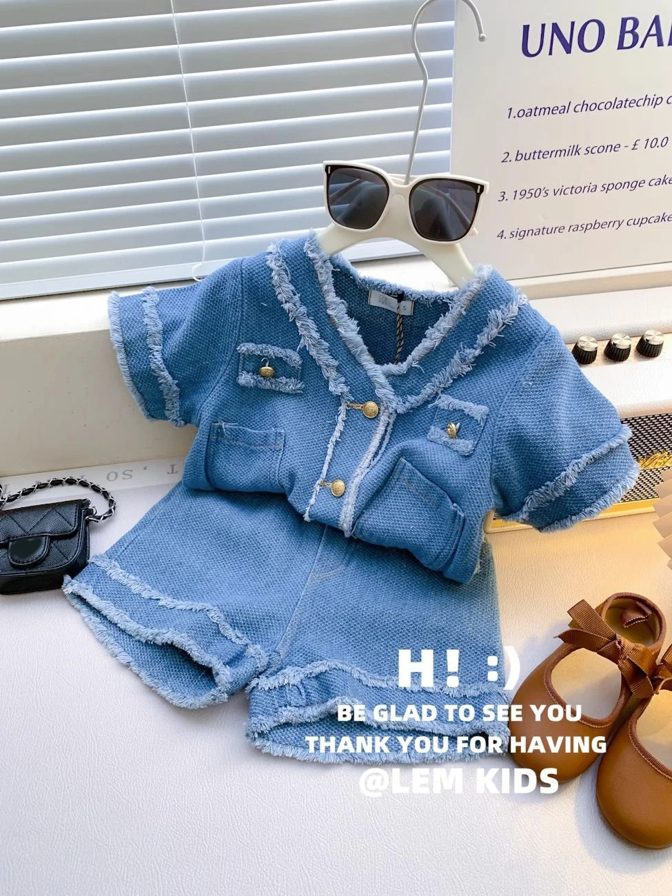 

Летний детский комплект одежды, новинка 2023, Корейская Мягкая джинсовая однобортная футболка для девочек, топ + шорты, костюм из двух предметов