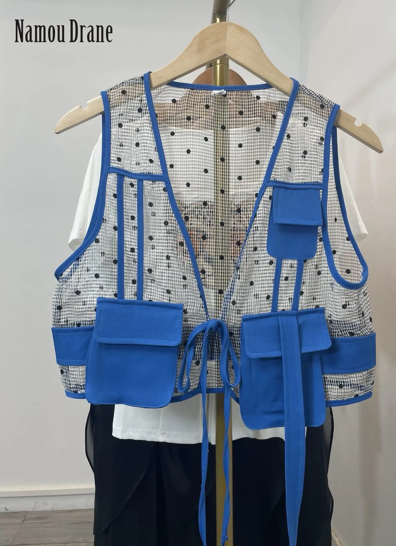 Namou Drane Korean Version of The 2022 Summer Women's New Retro French Wave Dot Point Vest V Collar Word Short Cargo Clip |