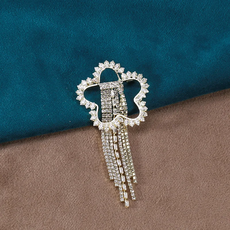 

Long Fashion Pin With Floral Tassel Brooch Inlaid With Diamond