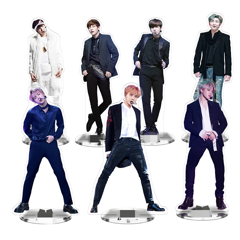 

Оптовая продажа Kpop 21 см Группа Bangtan Boys танцевальная поза большая Прозрачная ПВХ акриловая подставка маленькая статуя для станции фирменный ...