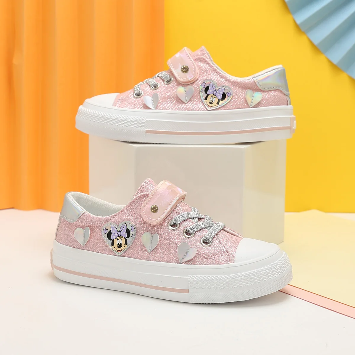 

Новые детские Мультяшные Яркие туфли Disney с лицом Минни Микки Маус для девочек нескользящая Мягкая подошва повседневная обувь для бега