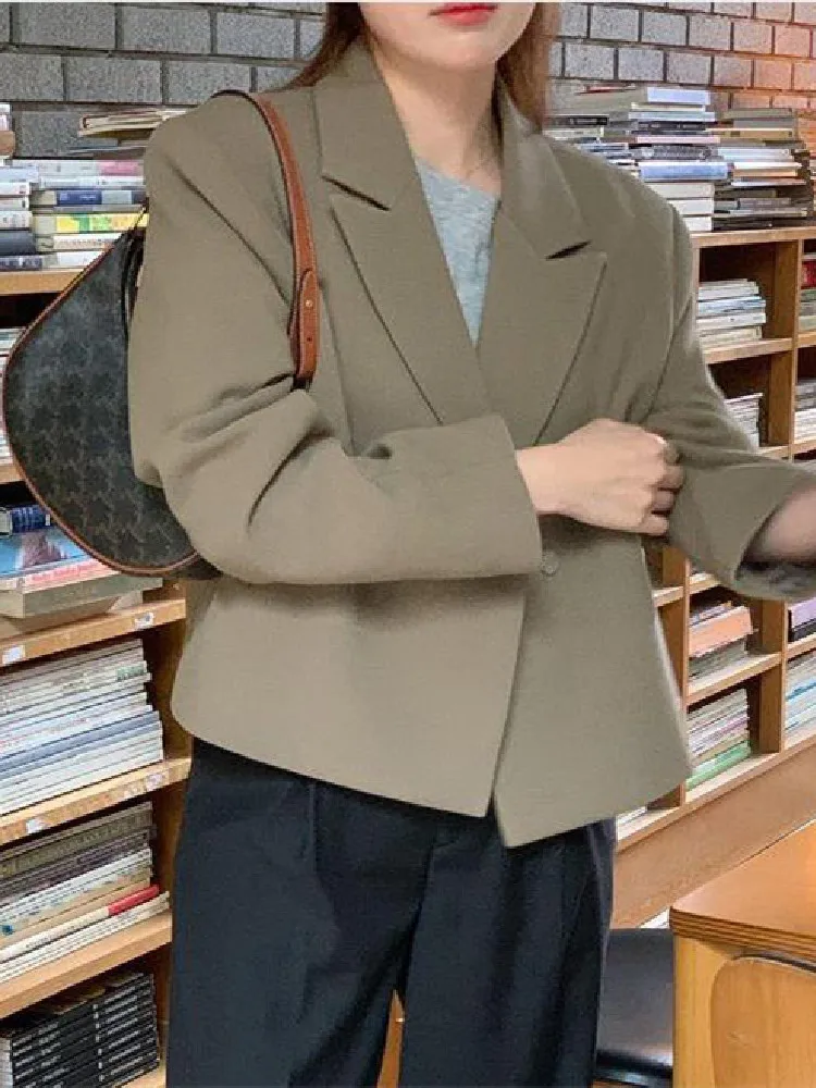 Куртка женская короткая однотонная с длинным рукавом и отложным воротником |