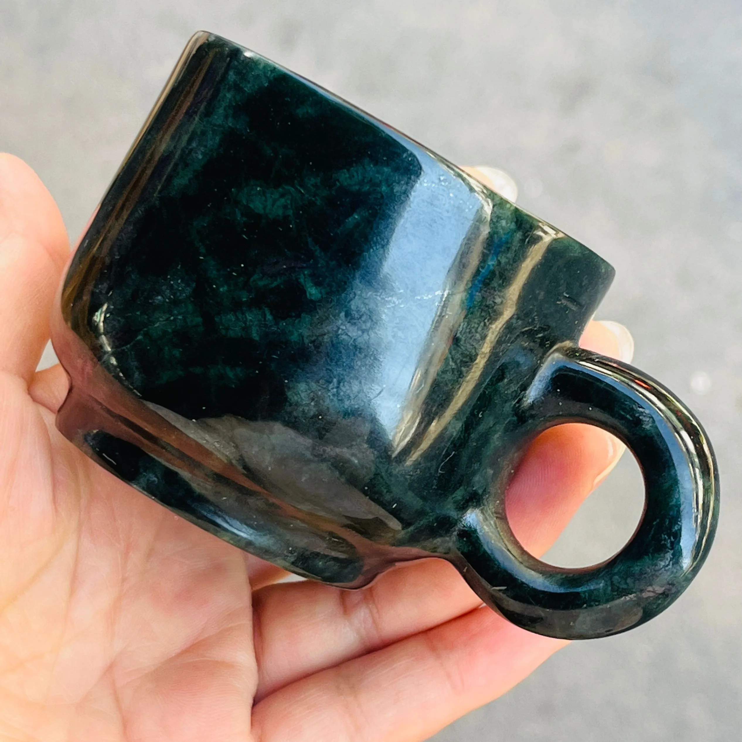 Кружка с ручкой из натурального камня нефрита молочного кофе