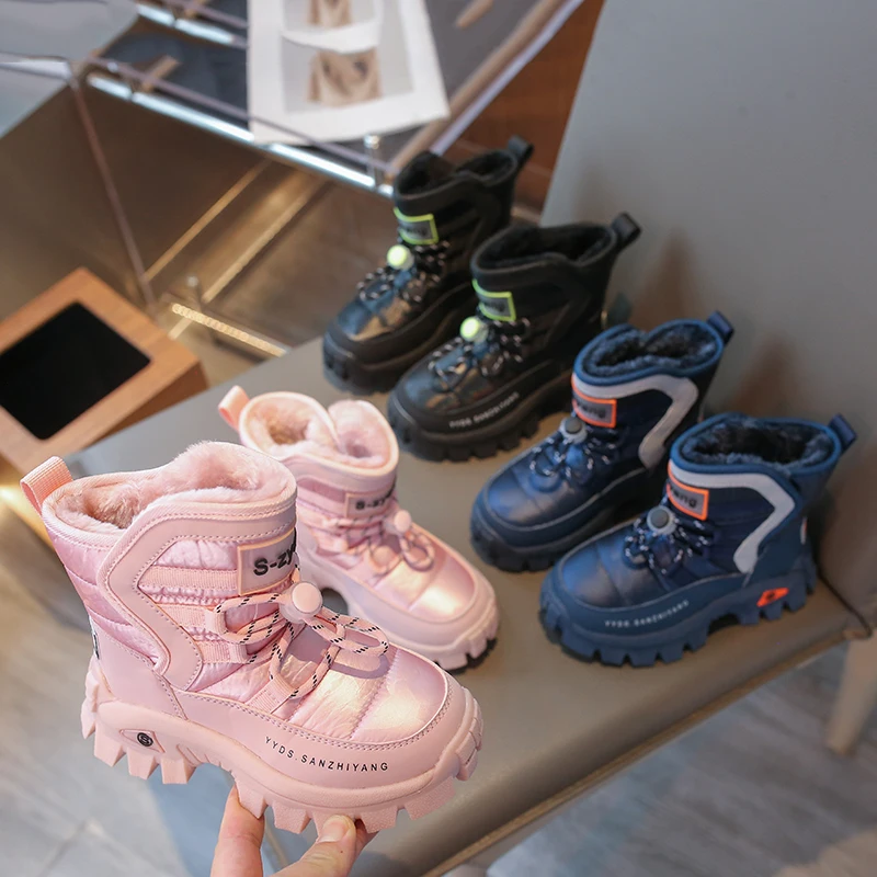 Разноцветные детские повседневные зимние ботинки с передним ремешком.
