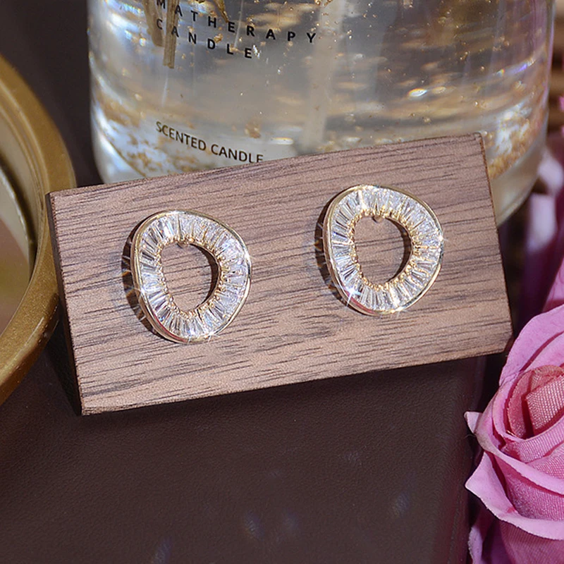 

Shining Full Pave Crystal Irregular Geometric Circle Earring for Women Sense of Luxury Bling Zircon Stud Earrings Jewelry