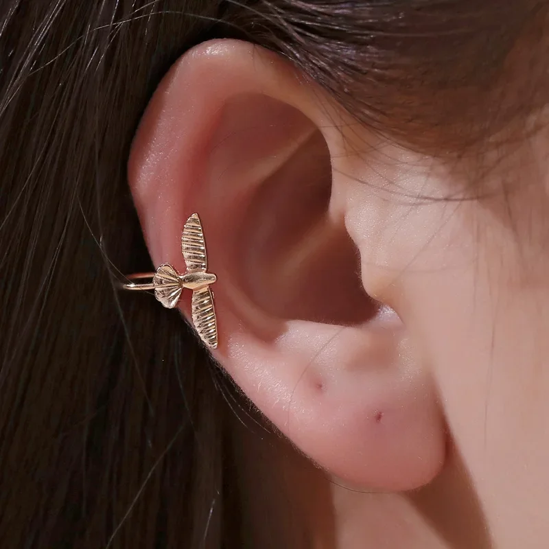 Одиночные серьги с черным посеребренным орлом Cezch Huggie клипсы серьги-манжеты для