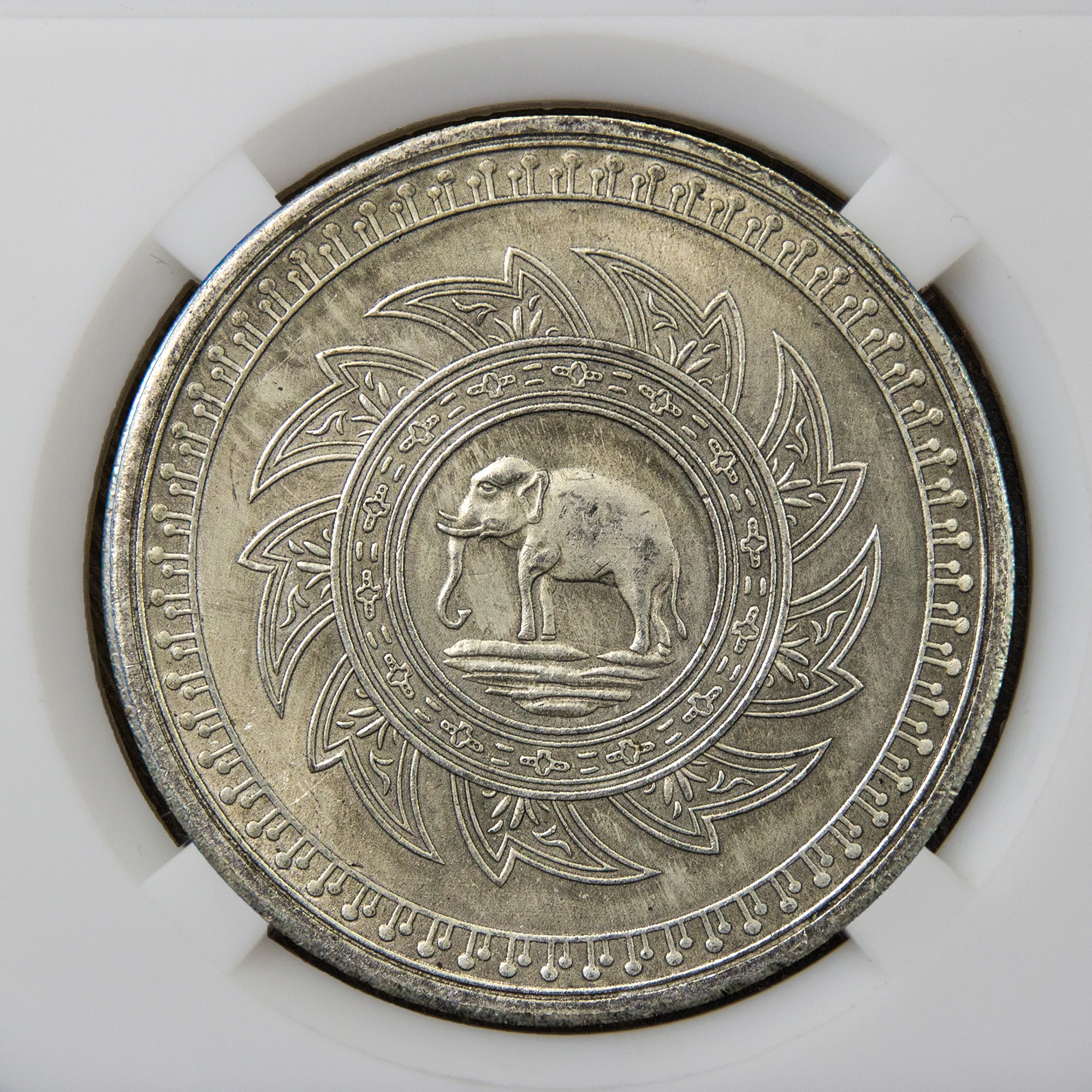 Тайская посеребренная памятная монета слоны тайские храмы религиозные символы