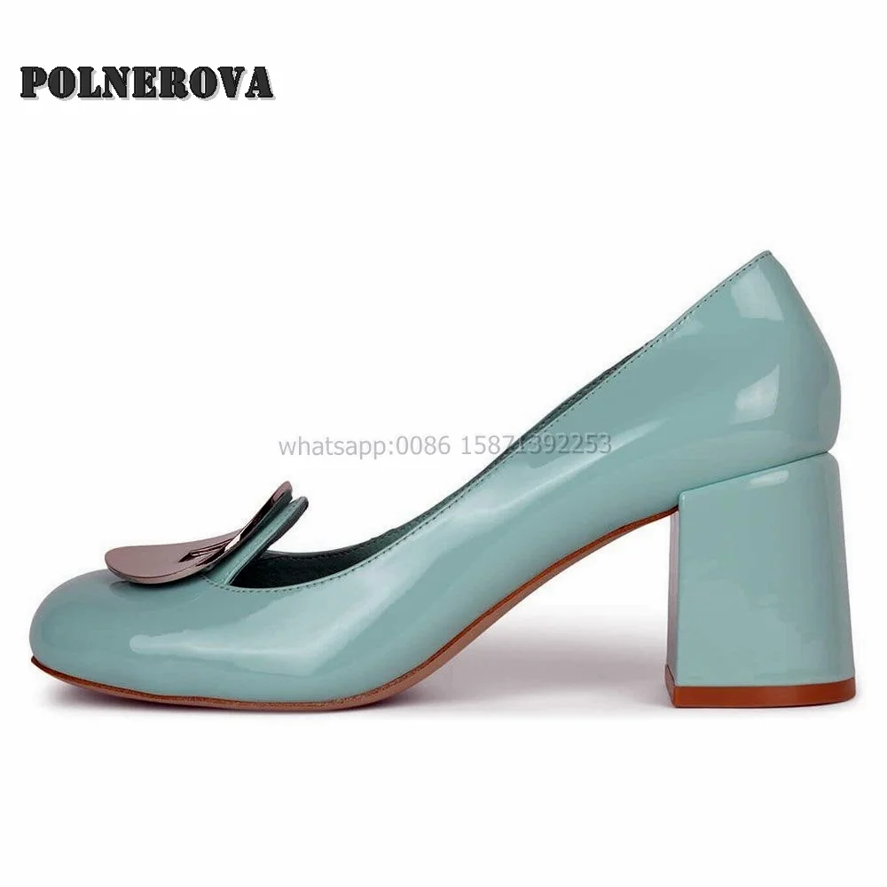 Туфли-лодочки однотонные с металлическим украшением круглым носком на массивном