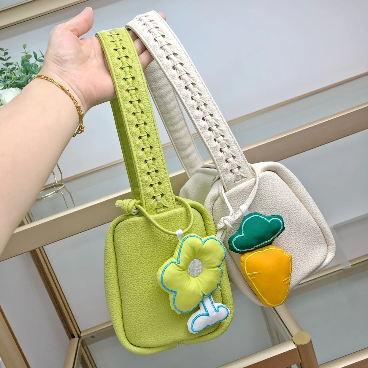 

Cute Flower Woven Handbag Textured Soft Leather Women Armpit Bag Fashion Pillow Bag Lady Tote Bag Female Shoulder Underarm Bag