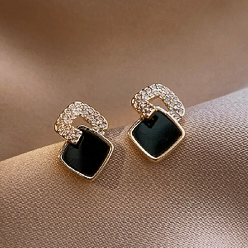 

Korean Exquisite Zircon Black Resin Rhombus Ear Studs for Women Elegant Geometric Triangle Earrings Jewelry Fashion Gifts