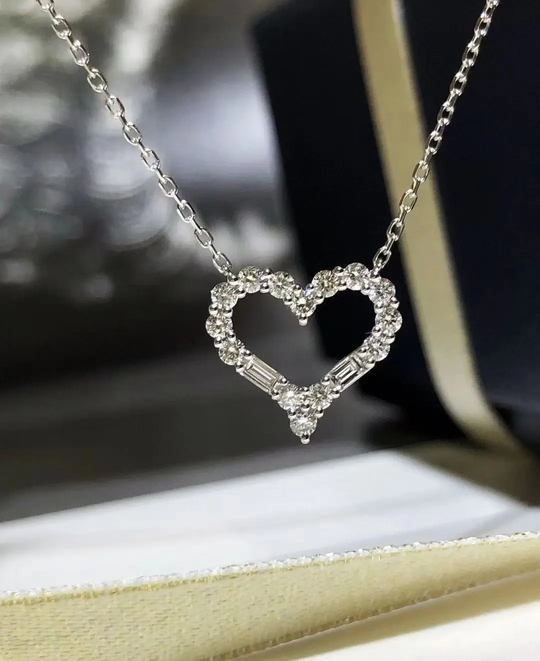 

Exquisite Zircon Love Pendant Clavicle Chain Simple Heart Shape Sparkling Diamond Necklace Women's Party Birthday Jewelry Gift
