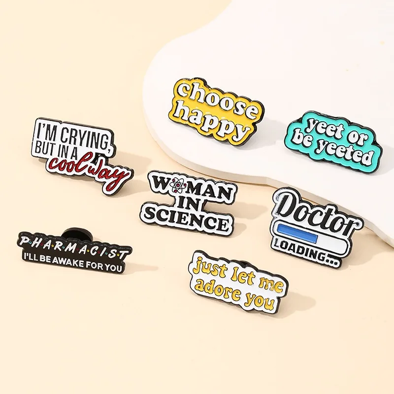 

2023 Alloy English Letter Brooch Various Color Styles Clothing Accessories Pins Student Backpack Decoration Brooch Anime Pins
