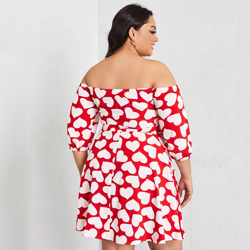 Рисунок 2 - Красное женское платье с принтом в виде сердца