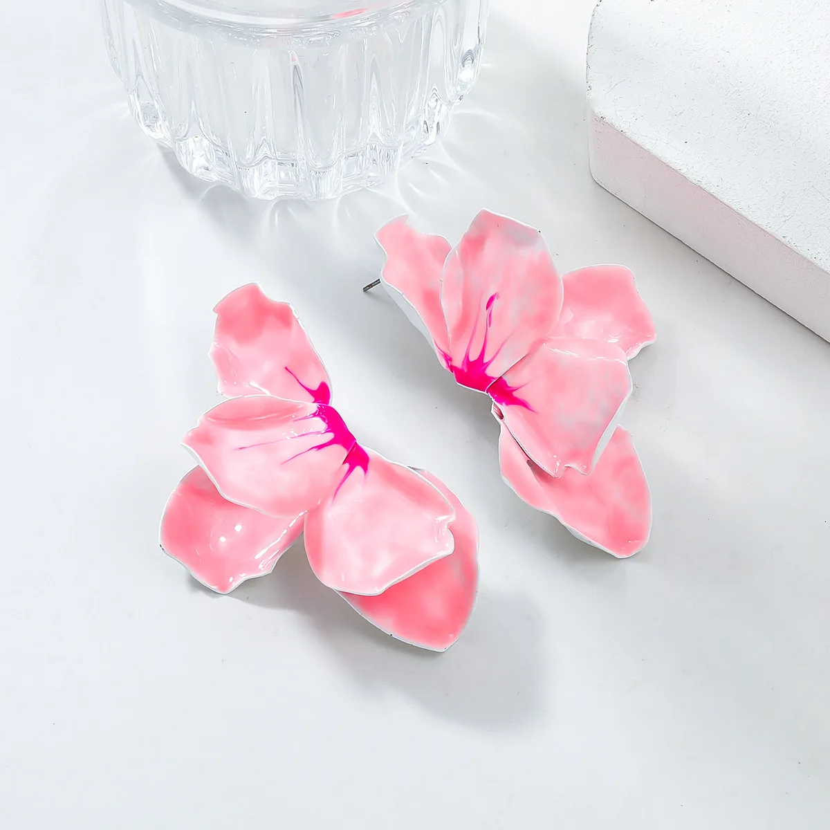 Металлические серьги-гвоздики конфетных цветов с геометрическим рисунком для