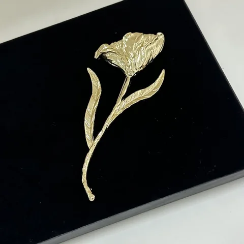 Винтажная брошь в форме листа золотого цвета