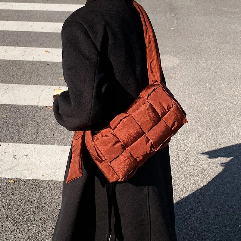 

Trendy fashion car stitching small square bag women's bag personality down pillow bag 2022 spring embroidery line shoulder bag